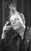 En ung man som röker cigarett.
Anders Berglöf