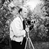 Fotograf Anders Bogland med sin kamera.