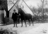 Man med häst, framför en gård1919
	Metallutfällning.