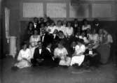 Grupp människor i festkläder 1919
	Metallutfällning.