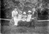 Familjegrupp fem personer.Familjen Johansson: Emilia Johansson med döttrarna Ingeborg, Brita och Hedvig och maken Karl Johansson.19/6 1912 i Tälle.