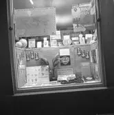 Bokhandelns skyltfönster.