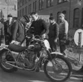 Världsmästaren i motorcross Rolf Tibblin står och håller i styret på en motorcykel med märket Husqvarna. Vid Husqvarna AB i Huskvarna.