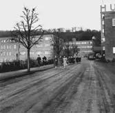 Fruar har besökt sina män på deras arbetsplats på Husqvarna vapen i Huskvarna.