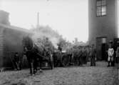 Soldater med häst och vagn år 1915. I vagnen finns varm mat. Första världskriget.
	Metallutfällning.