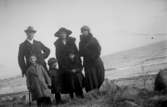 En man, två kvinnor och tre barn vid havet. Johnsons privata bilder
	Metallutfällning.