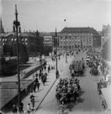 Gata med en parad i en stor stad eventuellt Stockholm. Johnsons privata bilder
	Metallutfällning.