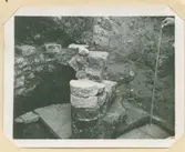 I början av 1940-talet bedrevs icke-förstörande arkeologiska utgrävningar i kv Valnötsträdet i Kalmar. Det innebär att man lämnade kvar alla fasta konstruktioner som murar och trappor, något som varit till hjälp under de utgrävningar som bedrivits under 2000-talet. Den här bilden visar en trappa strax innanför gamla grinden vid vaktmästarebostaden 1942.

Trappan sedd från dörröppningen. Steg av ett skift på flatan under, ett rullskift över. Spindel av halvcirkelformig formsten. Planer av kalksten.