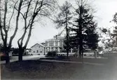 Bilden tagen från öster huvudinfarten, ålderdomshemmet Falkenberg, numera studentbostäder.