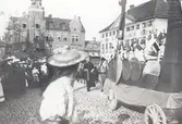 Parad på Stortorget. Bilden är troligen tagen 1905 när Kalmar stadshotell just var färdigbyggt eftersom ställningar finns uppe.