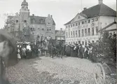 Parad på Stortorget. Bilden är troligen tagen 1905 när Kalmar stadshotell just var färdigbyggt eftersom ställningar finns uppe.