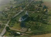 Flygfoto över Målilla kyrka, som byggdes i nyklassicistisk stil mellan 1820-1822.