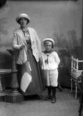 En kvinna och en pojke i sjömanskostym.
Ester Eriksson