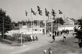 Utställningsområdet på Hantverksutställningen i Kalmar 1947. Entrén med cykelparkering utanför.