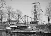 Fraktfartyg på Fyrisån vid Mälardalens Lantmannaförbunds byggnad, kvarteret Fabriken, nuvarande kvarteret Ångkvarnen, Uppsala 1941