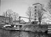 Fraktfartyg på Fyrisån vid Mälardalens Lantmannaförbunds byggnad, kvarteret Fabriken, nuvarande kvarteret Ångkvarnen, Uppsala 1941