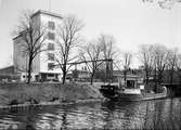 Fraktfartyg på Fyrisån vid Mälardalens Lantmannaförbunds byggnad, kvarteret Fabriken, nuvarande kvarteret Ångkvarnen, Uppsala 1941