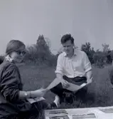 Ulf Erik hagberg och fil.stud. Charlotte Öhnstad, eventuellt Gudrun Sahlgren vid Skedemosse 15/6 1962.