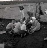 Kung Gustaf VI Adolf gräver vid Skedemosse. Gustaf VI Adolf var en ivrig och kunnig amatörarkeolog.