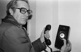Harry Moum håller upp sin telefon. Kållered, år 1984.

För mer information om bilden se under tilläggsinformation.