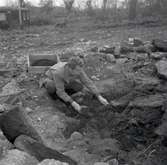 K-G Petersson utför en arkeologisk undersökning vid Klinta 1957.