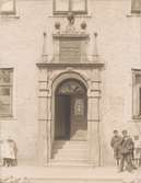 Portalen till Anders Olofsson Berghs hus, numera kallat Dahmska huset, i början av 1900-talet.
