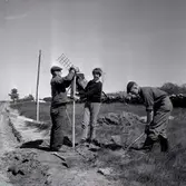 Margareta Beskow arbetar med arkeologisk uppmätning i Bredsättra socken.