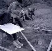 Ulf Erik Hagberg och eventuellt Margareta Beskow arbetar med arkeologiska mätningar i Bredsättra socken.