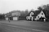 Tufte Marias hus som inrymmer Kålleredsbussarnas kontor vid Gamla Riksvägen i Kållered, år 1984. Till vänster Kålleredsbussarnas garage och verkstad.