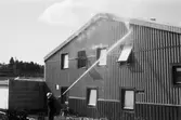 Brandkåren släcker brand i Bröderna Bäckmans industrilokal vid Gamla Riksvägen i Kållered, år 1984.

För mer information om bilden se under tilläggsinformation.