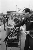 Annestorpsdalens scoutkår städar i Lindome centrum med angränsande områden, år 1984. Korvgrillning efter städningen.

För mer information om bilden se under tilläggsinformation.