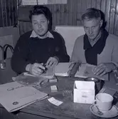 Antikvarie Ulf Erik Hagberg går igenom handlingar vid Störlinge.