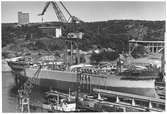 Tankfartyget LIBRA under byggnad på Finnboda varv 1975. I nedre kant skymtar bogserbåten STARKODDER (1953) i docka.