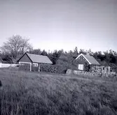 Ett bostadshus och en ekonomibyggnad.