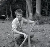 En pojke vid en arkeologisk undersökning.