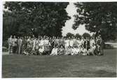 Gruppfoto av en större samling personer i stadsparken i Kalmar.