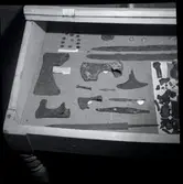 Fynd från Skedemosse 1961. Svärd och yxor.