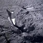 Antikvarie Ulf Erik Hagberg vid Störlinge 4/11 1964 i en hällkista.

Hällkistor är kända från Västeuropa, Medelhavsländerna och Orienten, till Sverige kommer gravtypen troligen via England. Gravar liknande de nordiska förekommer i nordvästra Tyskland. En yngre form helt under jordytan kan följas ned till Ukraina. I Danmark har hällkistorna sitt huvudområde på östra Jylland. Från Norge känner man till ett 10-tal, alla på Östlandet.

Hällkistor förekommer i Sverige främst i Götalandskapen med en koncentration till södra Småland, Värmland och Närke. Gravtypen är även vanlig i Dalsland och Uppland, och så långt norrut som i Ångermanland känner man till hällkistor, om än yngre än de mer sydligt belägna.

Antalet torde uppgå till inemot 2 000. Det råder en stor svårighet att klassificera många fornlämningar i fält, vilka berör denna typ. Många kallas stenkammargravar, där de ofta antas vara hällkistor ifall de inte kan påvisas vara dösar eller gånggrifter. Enligt Riksantikvarieämbetets fornminnesregister finns det 649 sådana hällkistor i Västergötland, 129 i Dalsland, 97 i Bohuslän, 70 i Halland och runt 100 i Värmland. Därtill finns ett mycket stort antal i Småland, samt ett visst antal i Skåne och övriga landskap i södra Sverige.

(Uppgifterna hämtade från Wikipedia)