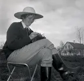 En kvinna i samband med en arkeologisk utgrävning vid Nybyåsen 1/10 1958.