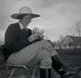 En kvinna i samband med en arkeologisk utgrävning vid Nybyåsen 1/10 1958.