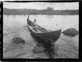 John Bauers Lapplandsresa sommaren 1904. Två samer fiskar från en båt i en fjällsjö.