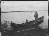 John Bauers Lapplandsresa sommaren 1904. Två samer i en båt vid en fjällsjö.