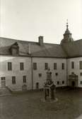 Kalmar slotts inre borggård med brunnen.