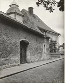 Muren som avskiljer Domprostgården från Södra vallgatan.