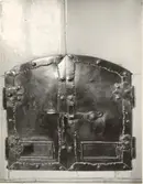 Kakelugnslucka av mässing i övre våningen i Dahmska huset.