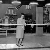 Vera Petersson, ordförande i Kooperativa kvinnogillet i Kalmar, klipper bandet vid invigningen av Domusvaruhuset på Storgatan, den 10 september 1964.

Vera Petersson, hustru till kommunalrådet Vilhelm Petersson.