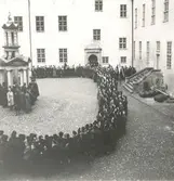 Procession på inre borggården på Kalmar slott. .