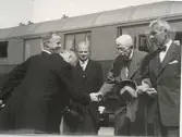Gustav V hälsar på konsul Jeansson vid Kalmar Central. Borgmästare Yngve Malmqvist och landshövding Ruben Wagnsson. Slutet av 1940-talet.