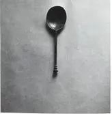 Sked med avlångt. framtill rundat blad med en gjutarestämpel inuti. Platt skaft med profilerad knapp som ytterst är plan. Längd 15 cm.
Jordfynd från Öland. 1912.