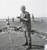 Ragnhild Boström vid Ottenby kapell.

Ruinen efter S:t Johanneskapellet är belägen en halvmil söder om Ås kyrka, intill vägen mot fyren Långe Jan. Kapellet uppfördes under 1200-talets senare del och övergavs vid 1500-talets slut. Kapellruinen mäter 25x13 meter med intill fem meter breda murar och omges av en enkel kyrkogårdsmur. Vid uppförandet av fyren på 1780-talet, revs de då ännu stående murarna för att användas som byggnadsmaterial. I anslutning till ruinen ligger den så kallade Rosenkinds källa. Linné benämner för övrigt 1741 platsen Rosenkinds kapell. 

(Uppgifterna är hämtade från Länsstyrelsen)